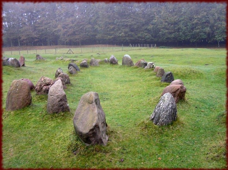 Lindholm Hoje, au Danemark, avec plus de 600 tombes naviformes
